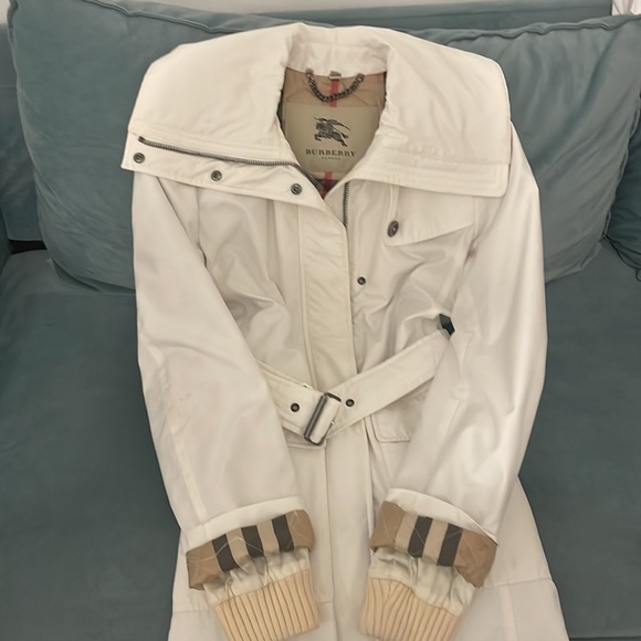 Authentic Stunning Burberry trench coat with warmth to it! - Picture 4 of 4